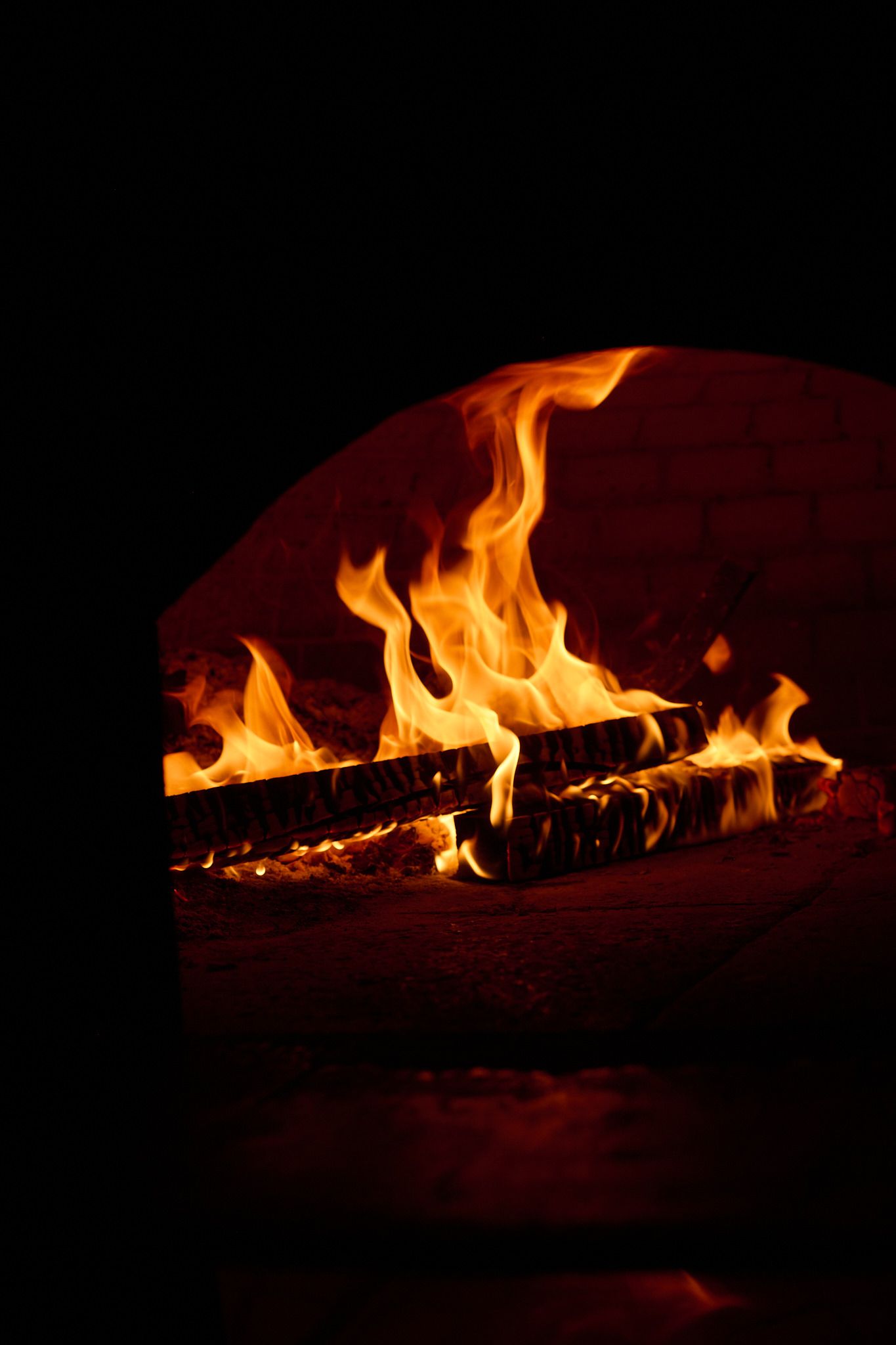 Fiamme e legna nel forno
